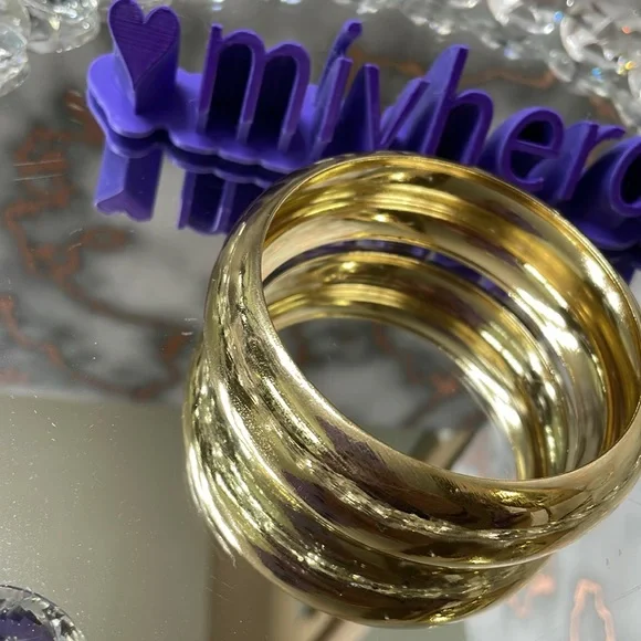 3pc Golden Barbie bundle with wine glass, acrylic bag and goldtone bracelet - Picture 5 of 8